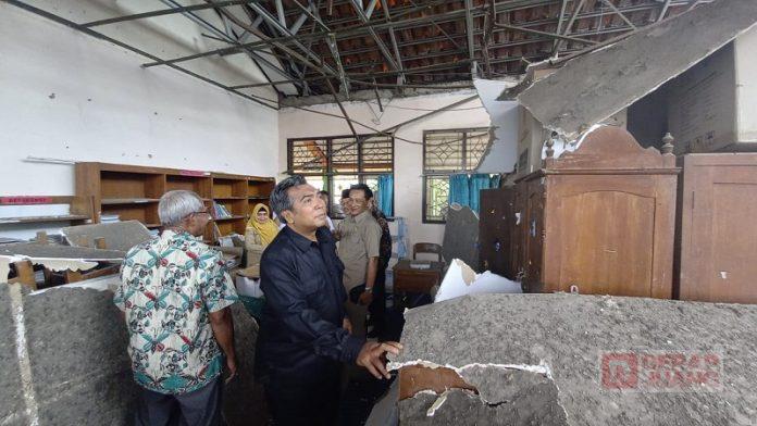 Ketua Komisi I DPRD Kota Tegal, H Edy Suripno SH MH saat meninjau lokasi pada Rabu (01/03/2023) jebolnya atap plavon di SD Negeri 8 Panggung Ketua Komisi I DPRD Kota Tegal, H Edy Suripno SH MH saat meninjau lokasi pada Rabu (01/03/2023) jebolnya atap plavon di SD Negeri 8 Panggung