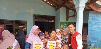 Arif Lukman Muslim kunjungi sekaligus membagikan MP ASI kepada Balita dan Ibu Hamil di Posyandu Puji Lestari, di Lingkungan 1 Kelurahan Beji, Kecamatan Taman.