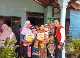 Arif Lukman Muslim kunjungi sekaligus membagikan MP ASI kepada Balita dan Ibu Hamil di Posyandu Puji Lestari, di Lingkungan 1 Kelurahan Beji, Kecamatan Taman.