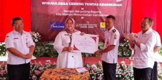 Mbak Yuni Serahkan Sertifikat Desa Tuntas Kemiskinan