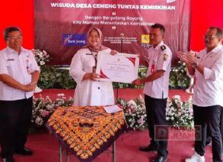 Mbak Yuni Serahkan Sertifikat Desa Tuntas Kemiskinan