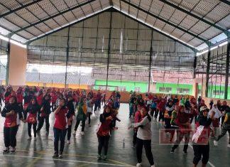 Arry Shinta Wati dan Ratusan Warga Kwaren Gelar Senam Sehat