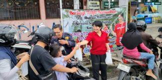 Penghujung Ramadhan, Andrias Kartikosari Bagikan Takjil Buatan Sendiri