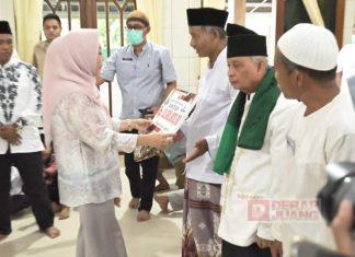 Ashar Keliling, Bupati Tiwi Bantu Rp. 80 Juta untuk Desa Baleraksa