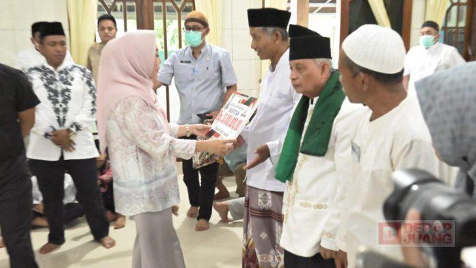 Ashar Keliling, Bupati Tiwi Bantu Rp. 80 Juta untuk Desa Baleraksa