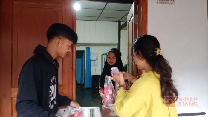 Bagas Bachtiar Bagikan Takjil Kepada Masyarakat di Tingkir Tengah