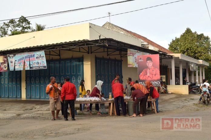 Bagi Takjil di Bantarsari, Pujiyono Saling Berbagi di Bulan Suci Ramadhan