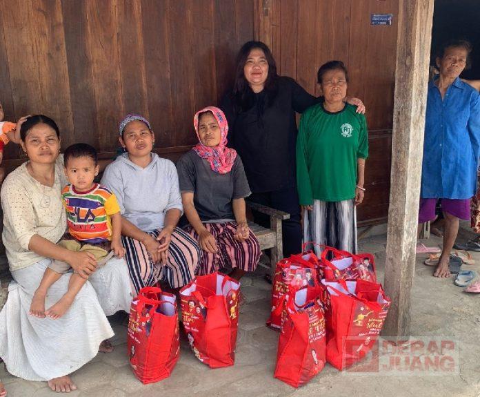 Berbagi Kebahagiaan, Erin Vinci Bagikan Sembako ke Masyarakat