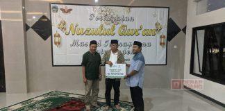 Bersama Bupati Husein, Sadewo Serahkan Zakat Kepada Guru Madin dan TPQ