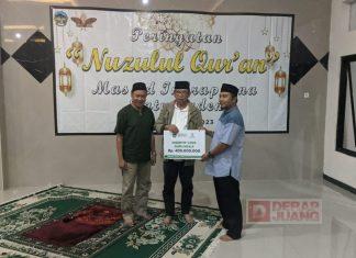 Bersama Bupati Husein, Sadewo Serahkan Zakat Kepada Guru Madin dan TPQ
