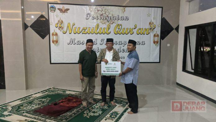 Bersama Bupati Husein, Sadewo Serahkan Zakat Kepada Guru Madin dan TPQ