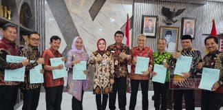 Sri Sumarni Serahkan SK Dewan Pendidikan Kabupaten Grobogan