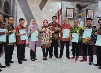 Sri Sumarni Serahkan SK Dewan Pendidikan Kabupaten Grobogan
