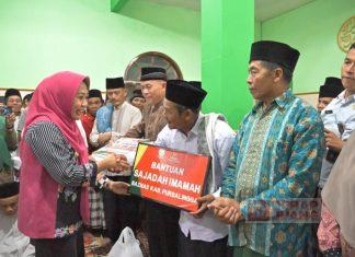 Bupati Tiwi Anggarkan Pemeliharaan Jalan di Desa Jingkang