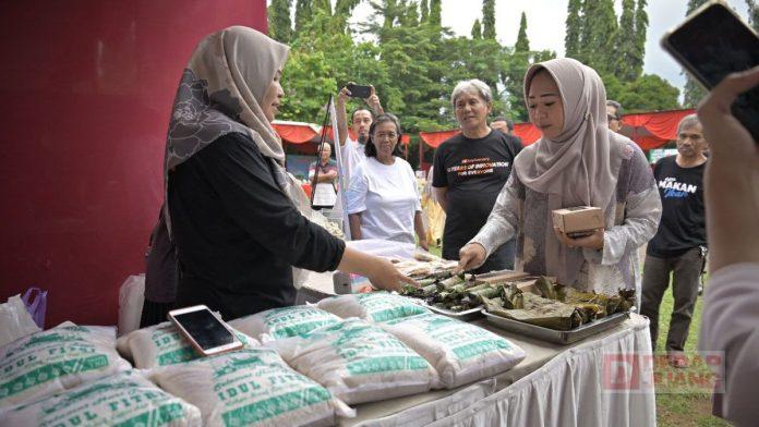 Bupati Tiwi Yuk, Belanja di Bazar Ramadhan, Dijamin Lebih Murah