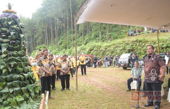 Hadiri Gebyar Syawalan di Desa Pecakaran, Riswadi Potong Lopis Raksasa