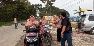 Jelang Buka Puasa, Mbak Bibi Bagikan Takjil di Rest Area Randublatung