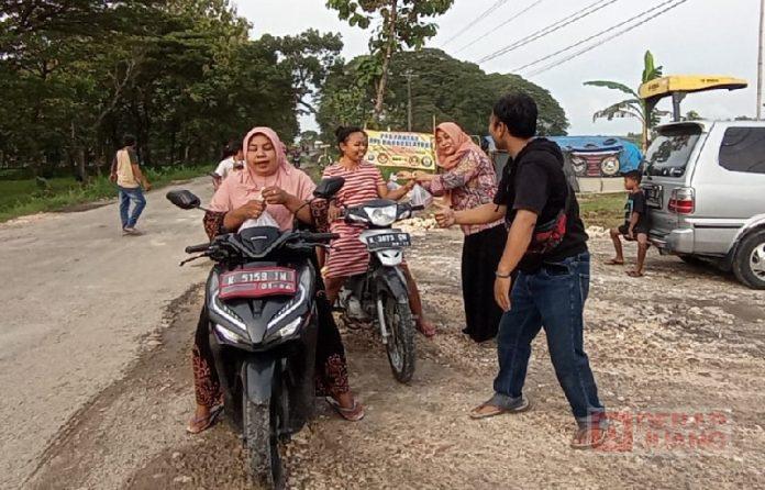 Jelang Buka Puasa, Mbak Bibi Bagikan Takjil di Rest Area Randublatung