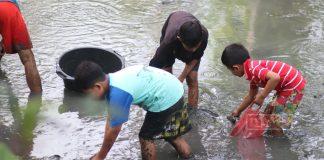 Jelang Lebaran, Warga Desa Dermaji Mbedah Blumbang