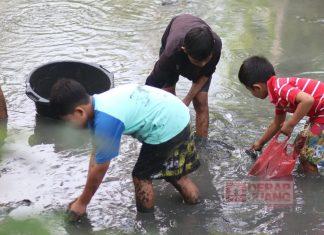 Jelang Lebaran, Warga Desa Dermaji Mbedah Blumbang