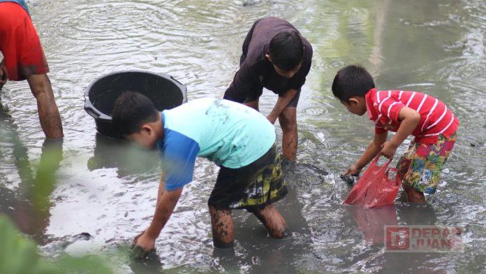 Jelang Lebaran, Warga Desa Dermaji Mbedah Blumbang