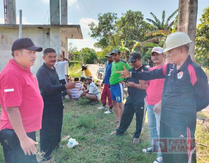 Kerja Bakti, Mbah Giman dan Relawannya Bersihkan Saluran Air di Desa Pilangrejo