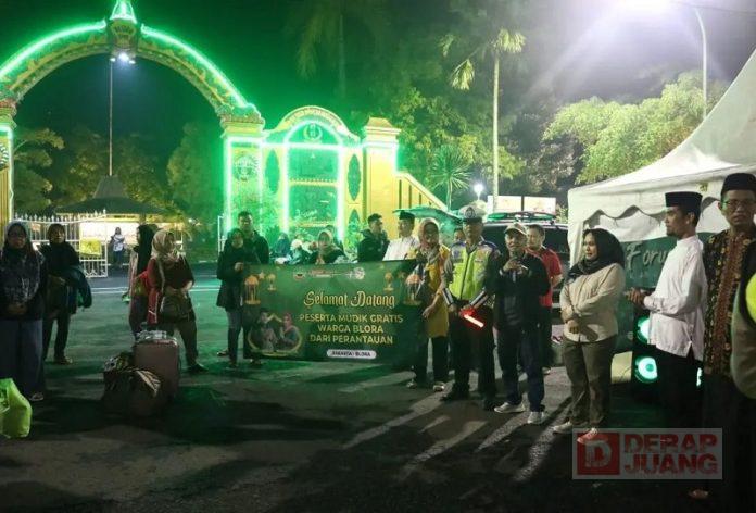 Mbak Etik Sambut Kedatangan Perantau Program Mudik Gratis