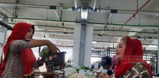 Tak Hanya Ajak ASN Belanja, Mbak Ita Turut Borong Dagangan di Pasar Johar