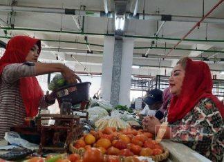 Tak Hanya Ajak ASN Belanja, Mbak Ita Turut Borong Dagangan di Pasar Johar