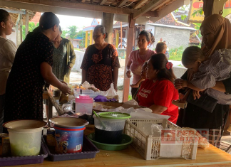Membagikan Dagangan Sebagai Takjil, Cara Erin Vincia Dora Bantu UMKM