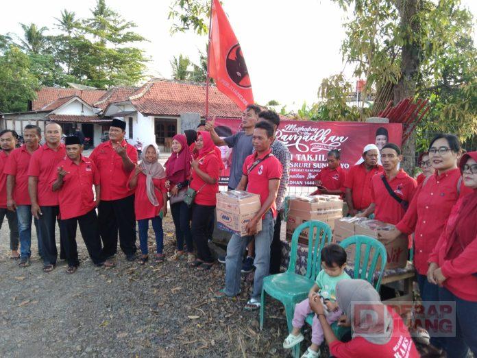 Mengarungi Bulan Penuh Berkah, Achmad Masruri Sundaryo Berbagi Takjil