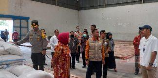 Menjelang Idul Fitri, Sri Sumarni Pastikan Persediaan Beras di Gudang Bulog Aman