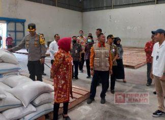 Menjelang Idul Fitri, Sri Sumarni Pastikan Persediaan Beras di Gudang Bulog Aman