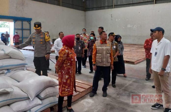 Menjelang Idul Fitri, Sri Sumarni Pastikan Persediaan Beras di Gudang Bulog Aman