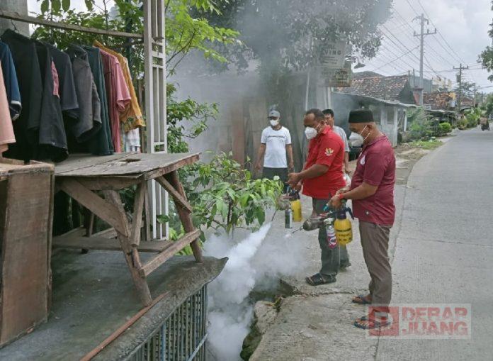 Momen Ramadan, Faisal Lakukan Fogging Untuk Cegah Penyakit Berbahaya