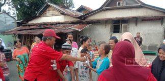 Momentum Ramadhan, PAC Sokaraja Bagikan Takjil Kepada Masyarakat