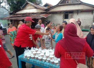 Momentum Ramadhan, PAC Sokaraja Bagikan Takjil Kepada Masyarakat