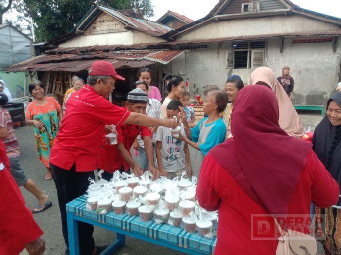 Momentum Ramadhan, PAC Sokaraja Bagikan Takjil Kepada Masyarakat