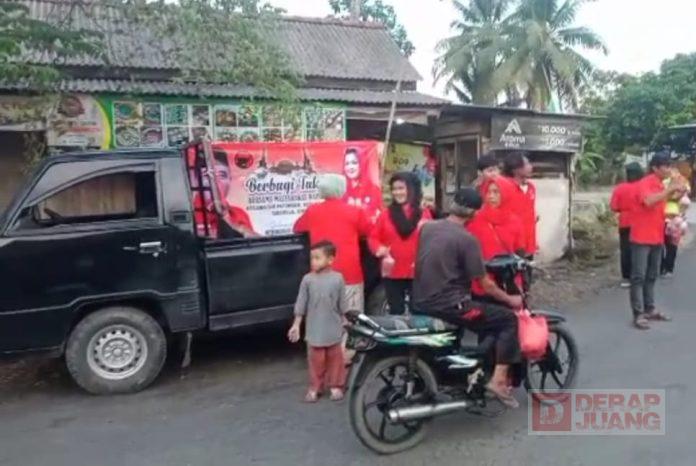 Ngabuburit Bu Nyai Dengan Bagikan Takjil di Patimuan(2)