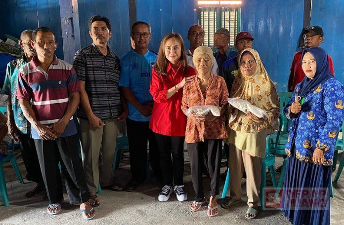 Nunung Diana Bagikan 400 Beras di Kelurahan Danyang