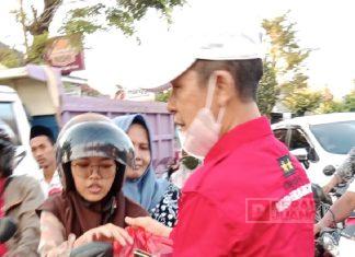 PAC Partai Pekalongan Barat Gotong Royong Bagikan Takjil Gratis