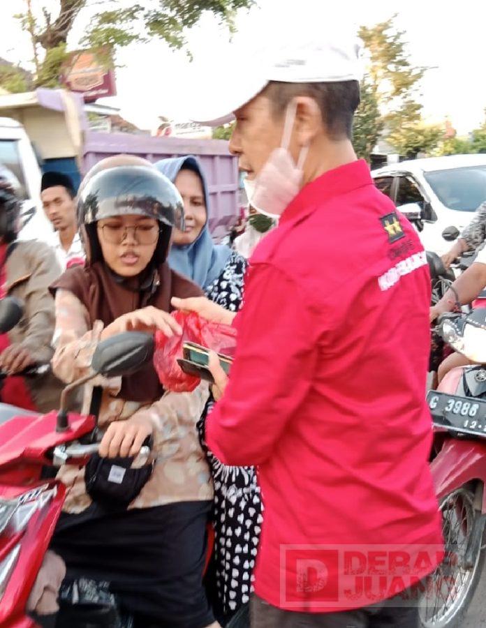 PAC Partai Pekalongan Barat Gotong Royong Bagikan Takjil Gratis (2)