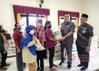 Pantau Pendistribusian Bantuan Beras, Taufik: Sangat Membantu Masyarakat Kurang Mampu
