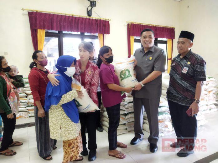 Pantau Pendistribusian Bantuan Beras, Taufik Sangat Membantu Masyarakat Kurang Mampu