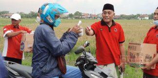 Raih Keberkahan Bulan Ramadhan, Munawir Bagikan Takjil Kepada Warga