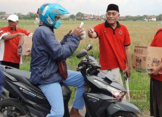 Raih Keberkahan Bulan Ramadhan, Munawir Bagikan Takjil Kepada Warga