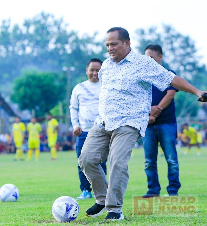 Riswadi Buka Turnamen Sepak Bola Kepala Desa Wuled Cup