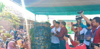 Hadiri Gebyar Syawalan di Desa Pecakaran, Riswadi Potong Lopis Raksasa