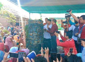 Hadiri Gebyar Syawalan di Desa Pecakaran, Riswadi Potong Lopis Raksasa