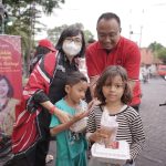 Tim Mbak Sita bersama Komandan Elektoral Bintang 2 dan PAC saat membagikan takjil di Pasar Dargo.